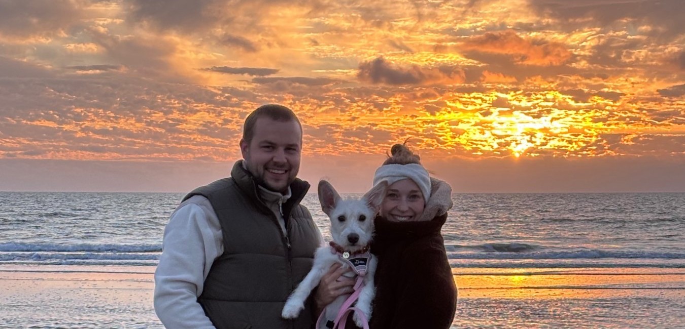 Wir drei mit Honey am Strand in Dänemark bei Sonnenuntergang